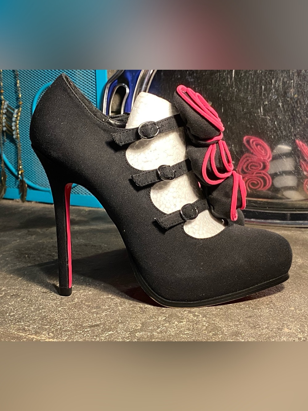 NWOT LOVE LABEL UK, black strappy stiletto heels,black/hot pink fabric roses, 7